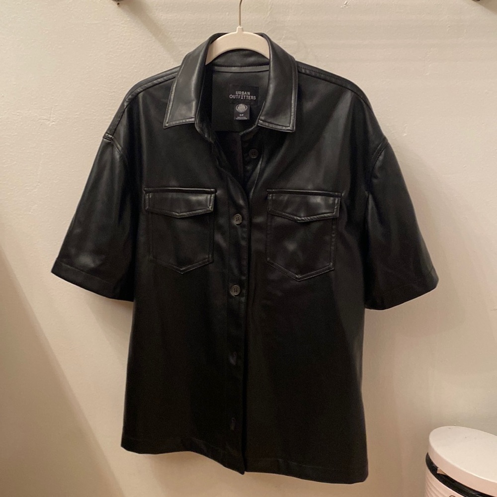 Urban bottom down leather tee